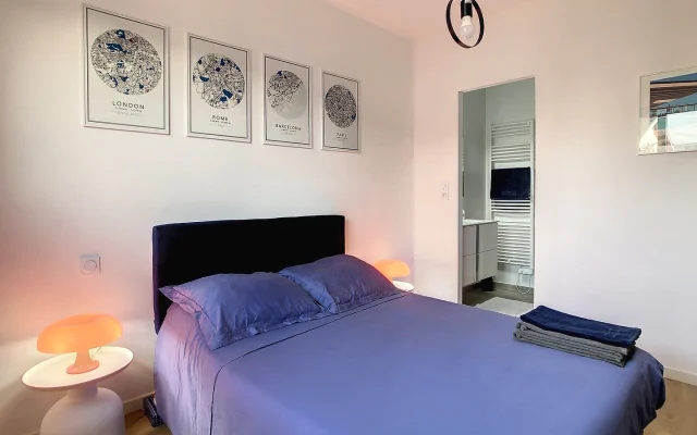 Private bedroom and bathroom in a house at the gates of Bordeaux