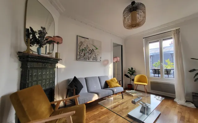 Magnífico apartamento con molduras y chimeneas
