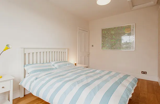 Belle chambre dans une maison rénovée. Salle de douche privée. Nouveau 