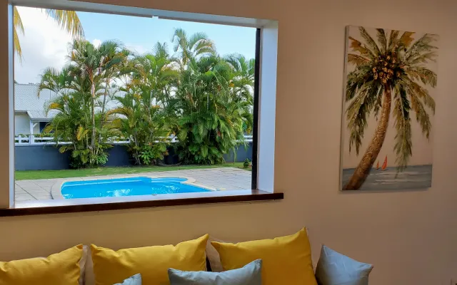 Hübscher F2-Bungalow mit Pool im Zentrum der Insel