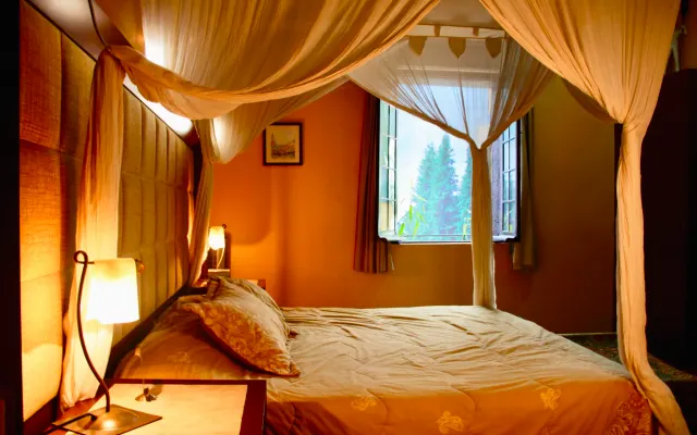Mansion O&A - Guest house and spa. King Bed, Pool View