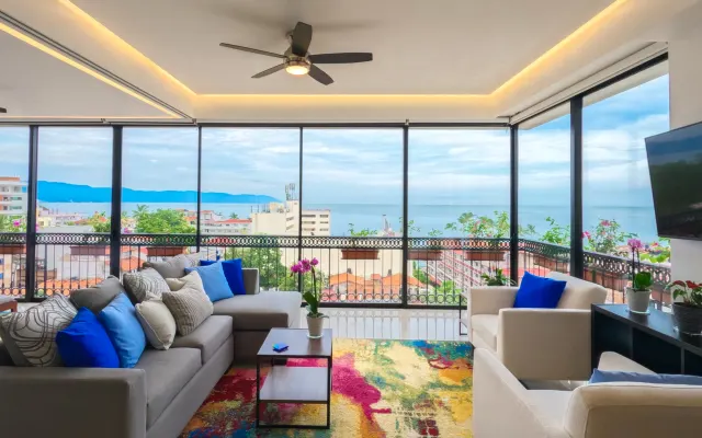 Modern Luxury Oceanview Condo, Floor to Ceiling windows