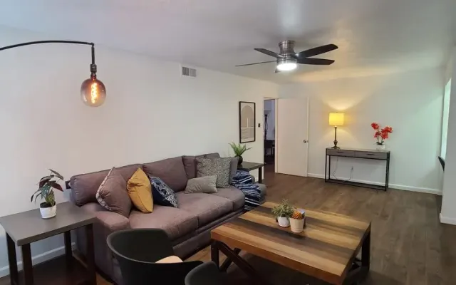 Glamorous Paradise three-bedroom sleep 8 / pool