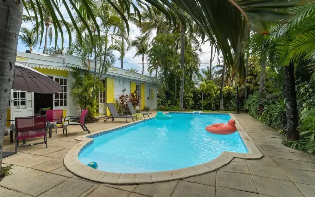 Le charme d’une villa créole et d’un jardin à deux pas de la plage