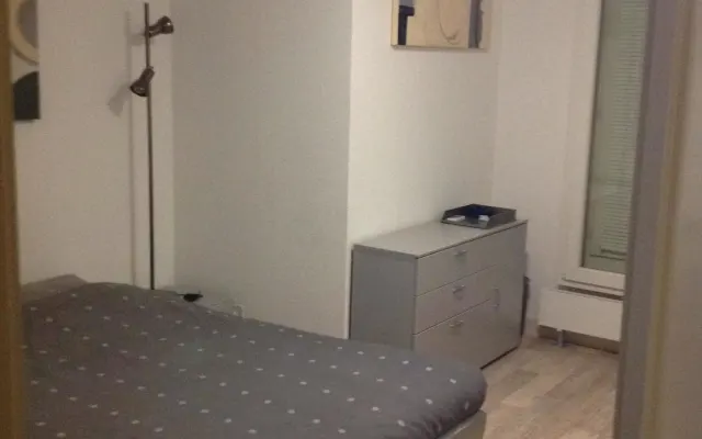 Schönes Zimmer im kleinen Gebäude am See