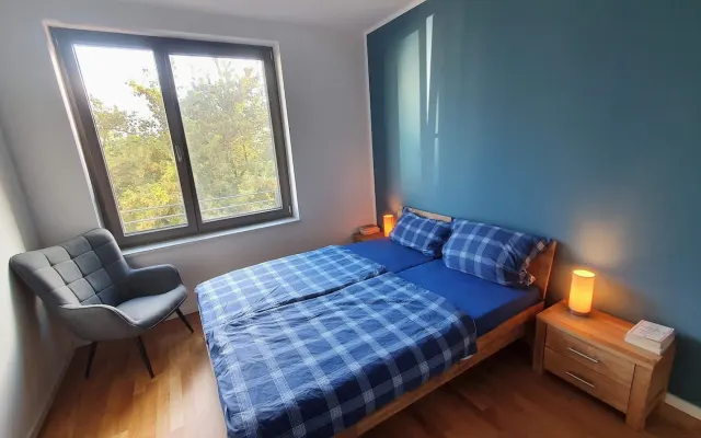 Chambre lumineuse dans un grand appartement près d'Ostkreuz