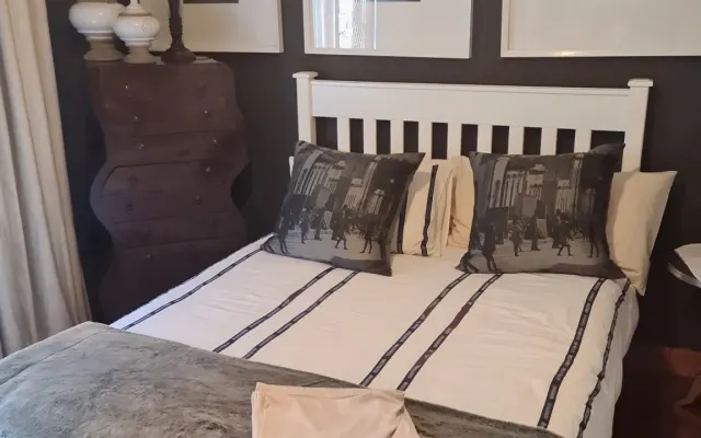 Quarto em casa privada com piscina