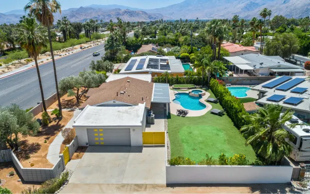 Enjoy Desert Sunrise 3 Br Home, fabulous, heated Pool/Spa