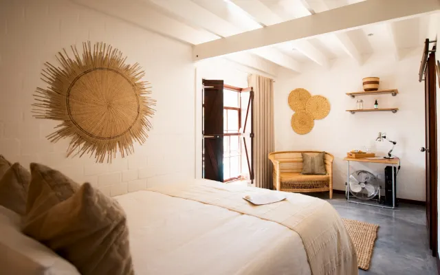 Gonana Guesthouse - Habitación con cama de matrimonio y ventana con...