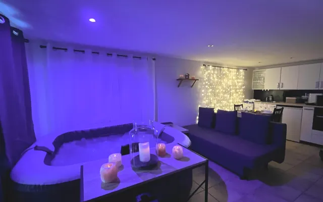 Gîte - "Le Moment" / Loveroom with Jacuzzi