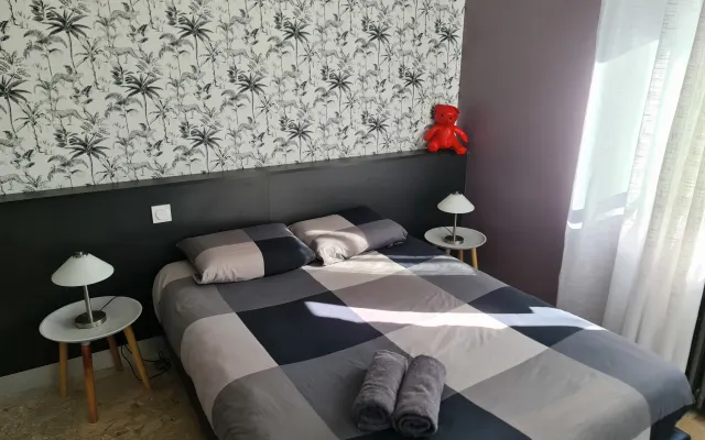 estudio con zona de comedor, aseo y baño privado