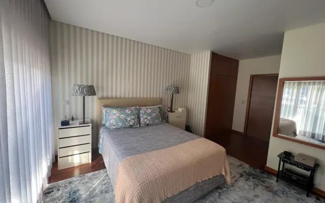 Chambre confortable dans la ville