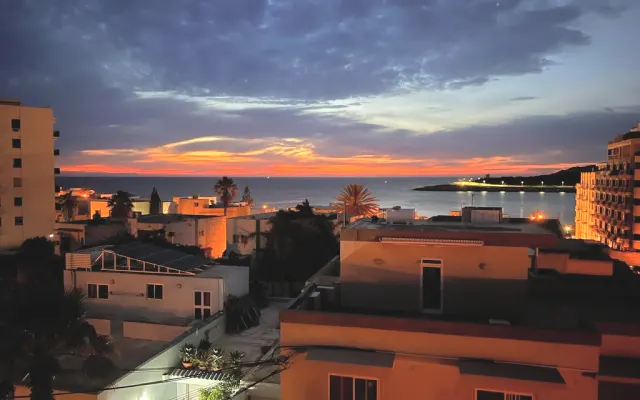 Preciosa habitación en un piso con vistas al mar