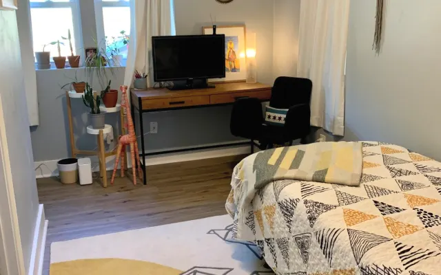 Private BR conveniently located mins. from the heart of Midtown ATL.