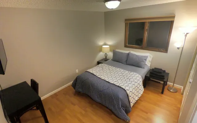 CHAMBRE PRIVÉE AVEC COMMODITÉS PRÈS DE L'AÉROPORT PARKING GRATUIT