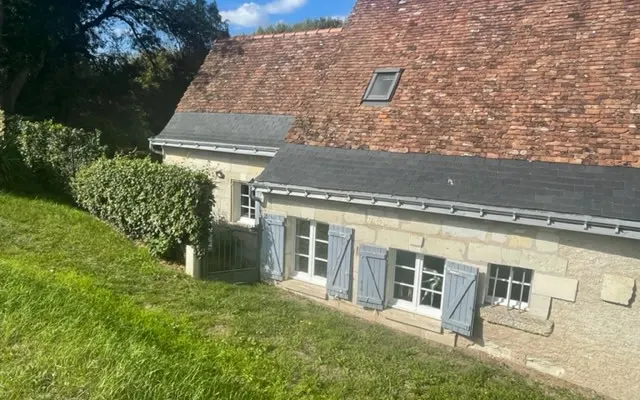 Accogliente casa di campagna in un parco alberato