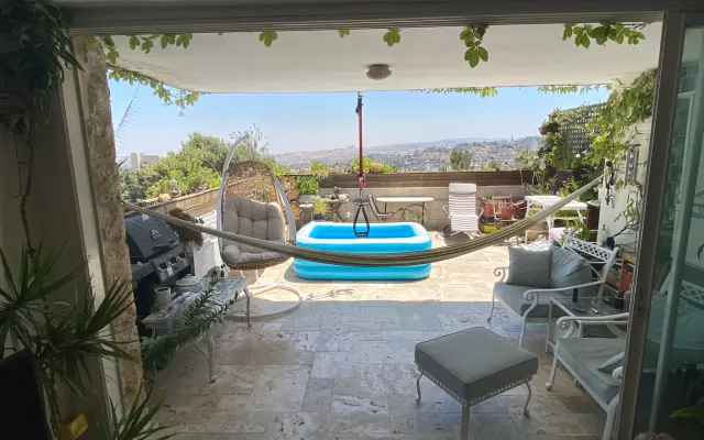 Nadav’s Sea view room - in Jerusalem