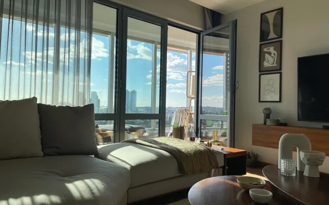 Stupendo appartamento moderno 1BR con balcone e parcheggio + vista