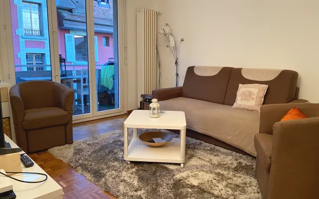 Quarto tranquilo num apartamento bem conservado no centro da cidade