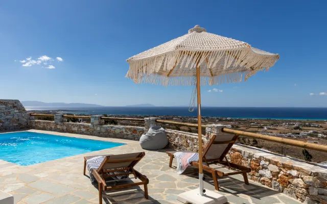 Zimmer in einem Haus mit einer tollen Aussicht und einem Swimmingpool.
