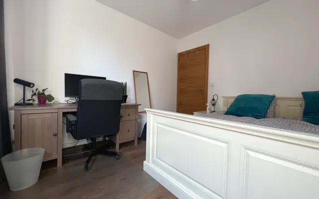 Chambre confortable avec salle de bain et toilettes séparées