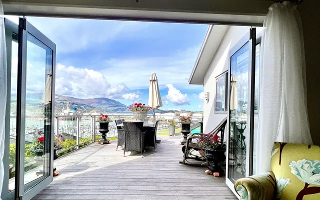 Lyttelton Boatique House, Luxury, live the dream and enjoy the view