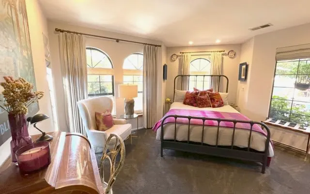 Cambria suite de invitados con sala de entretenimiento independiente y