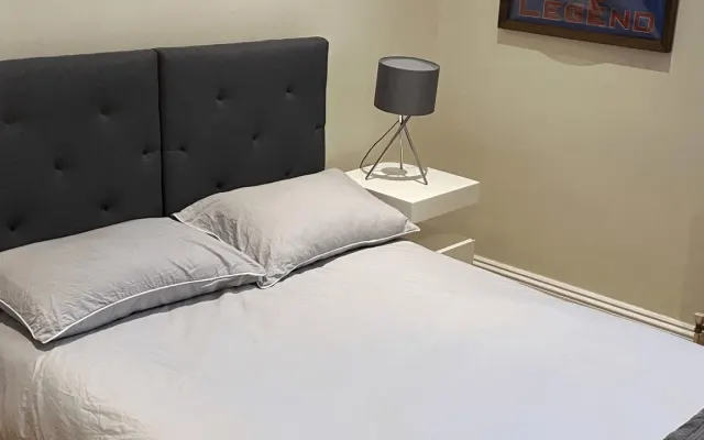 Lovely, clean & modern space with luxury bed linen and Emma bed