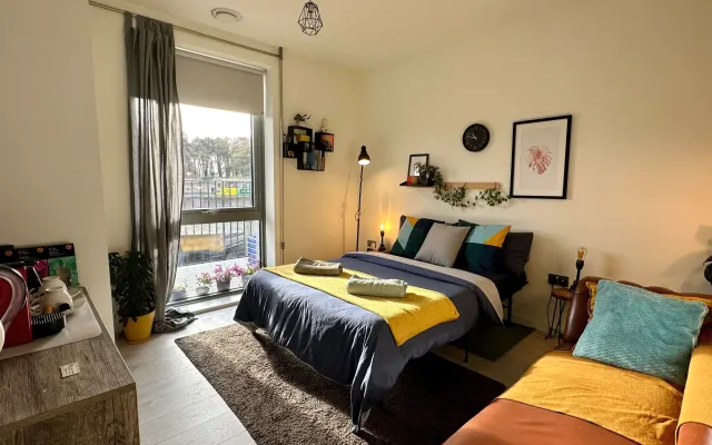 Chambre élégante, salle de bain privée, espace de travail et salle d...