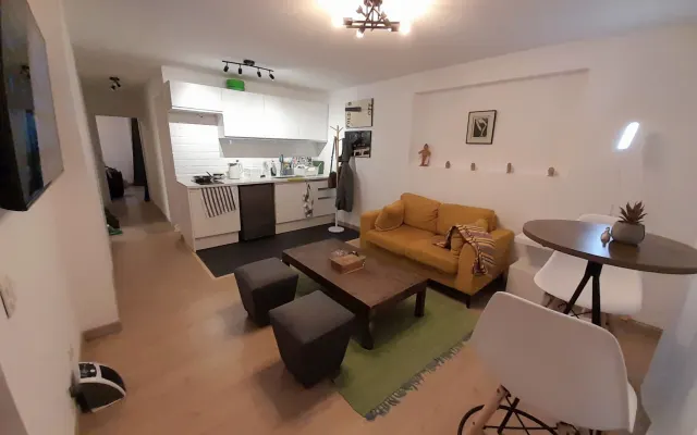 Apartamento espaçoso com pátio e escritório