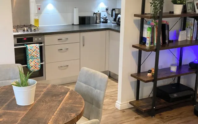 Private cosy double room in cosy lake view apartment.