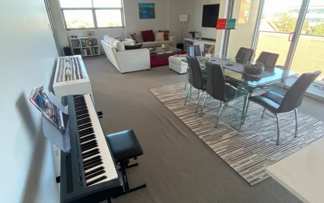 Private room with own bathroom in a friendly, tidy apartment