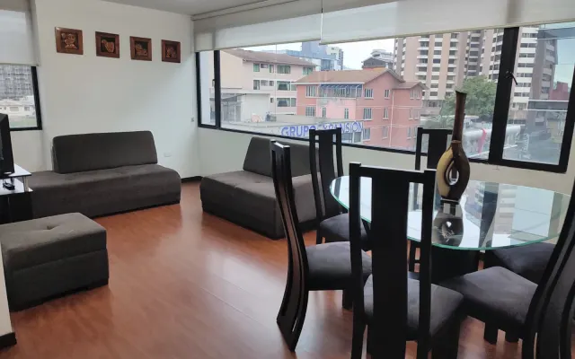 Privates Schlafzimmer mit Bad in Gemeinschaftswohnung