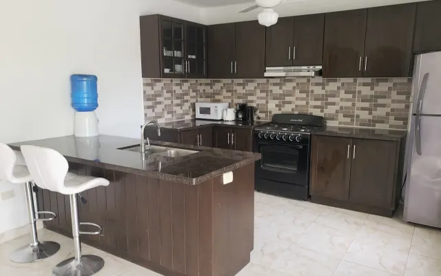 2 bed, gorgeous, spacious *400 sq ft, newly renovated ground floor apt