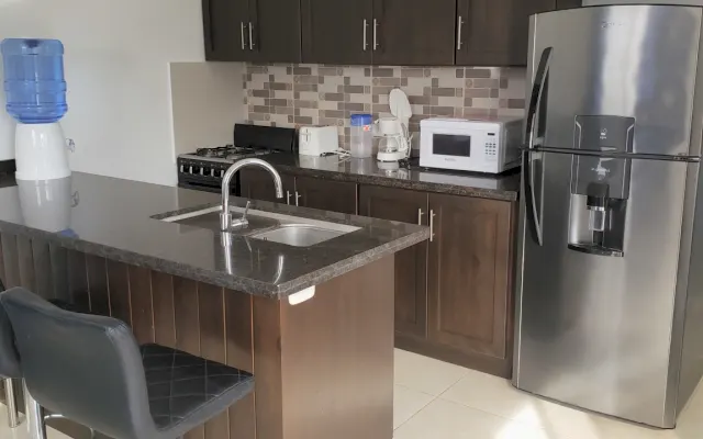 1 bed, gorgeous, spacious, newly renovated 3rd level apt front