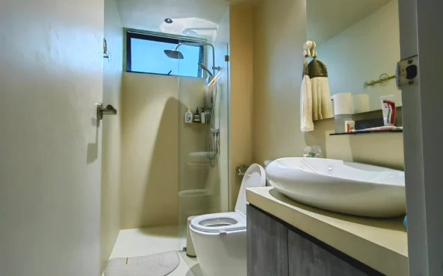 Habitación con vistas al mar con un diseño interior decente, recién...