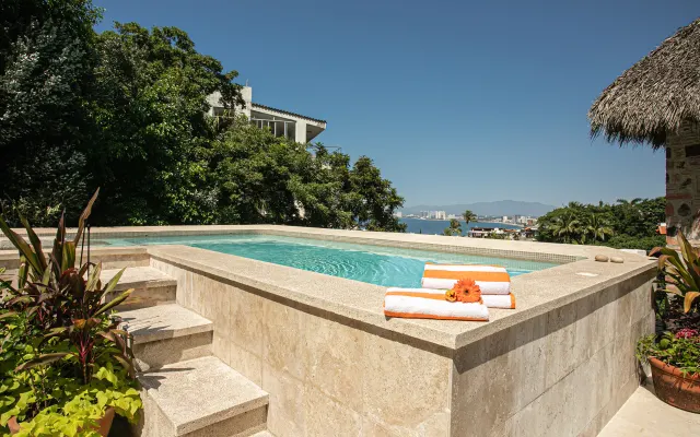 Maison privée avec piscine Sur la colline au-dessus de la zone...