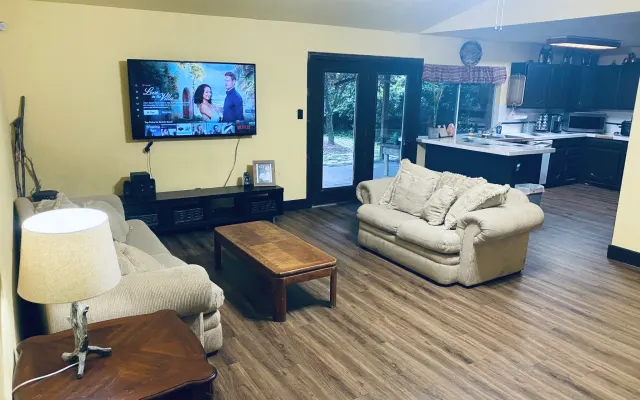 Maison confortable de 4 chambres à coucher et 2 salles de bain - 10min