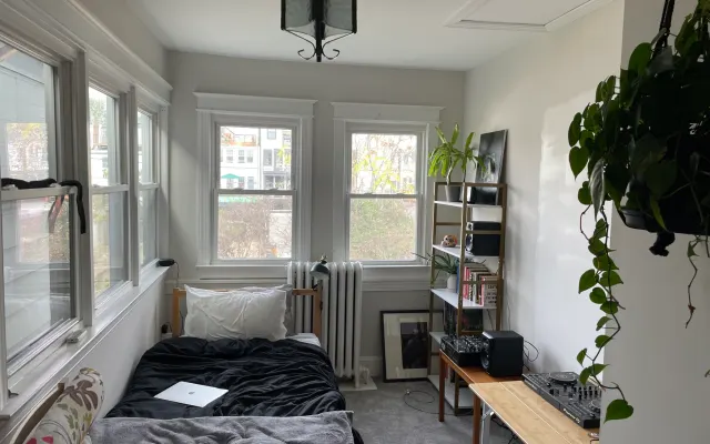 Single bed in private room in large rowhouse