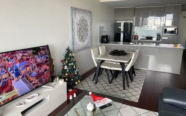 Un dormitorio (cama de matrimonio) con aseo propio Wolli Creek