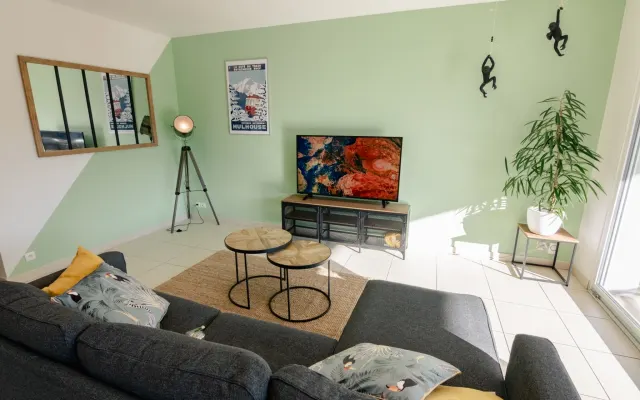 Bright modern with terrace overlooking the zoo