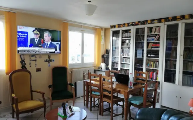 CASA DINAMICA E SENSUALE a 1 ora da Parigi con giardino privato.