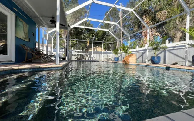Centrally Located St Pete (Beach + D'town) Private Room + Bath & Pool