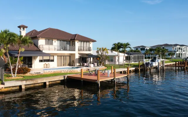 Villa de luxe de 5 chambres sur l'Intracoastal en eaux profondes