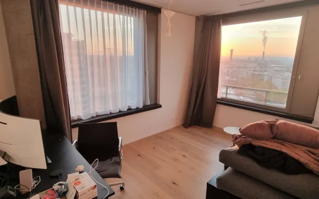 Design-Wohnung mit Aussicht, in der Nähe des Flughafens