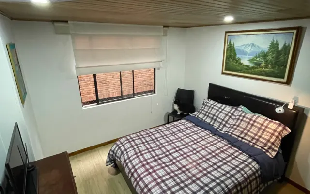 Chambre confortable avec salle de bain.