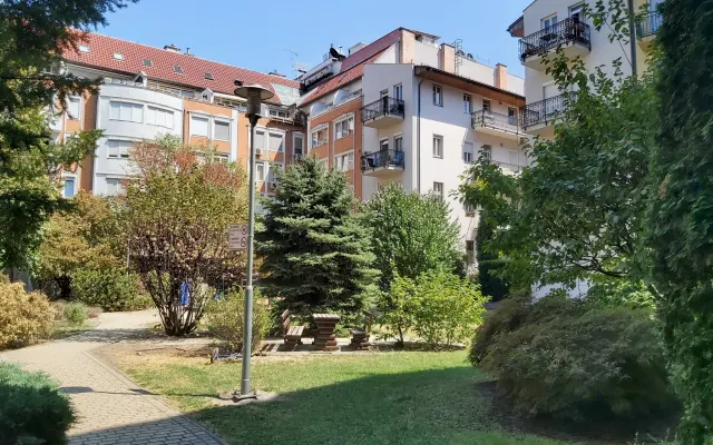 Sunny and stylish apartment in trendy central area + A/C