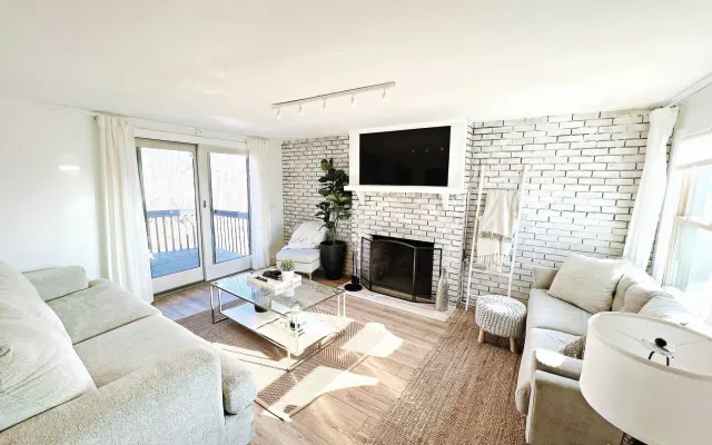 Cozy 2-BDRM New Haven Apt w/Pool - 10 mins to Yale Hospital/Near Tweed