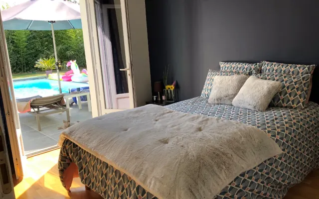 Privatzimmer im Haus mit Pool