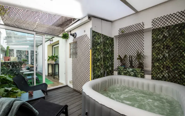 Casa grande y acogedora con jardín, piscina y jacuzzi cerca de un lago 